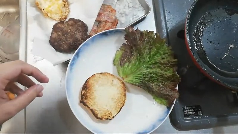 焼いたパンにレタス・トマト・パティを重ねる の画面