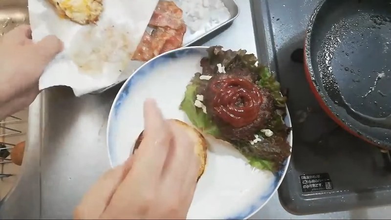 焼いたパンにレタス・トマト・パティを重ねる の画面