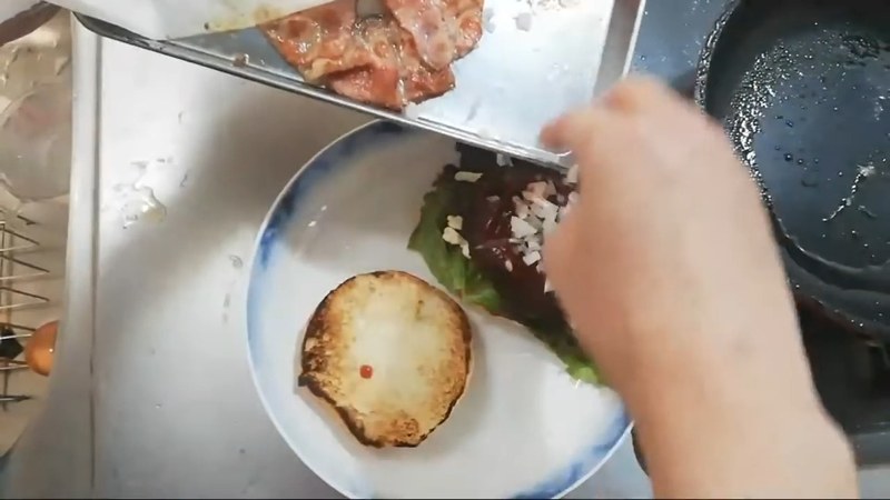 玉ねぎ・ベーコン・目玉焼きをのせてバンズで挟む の画面