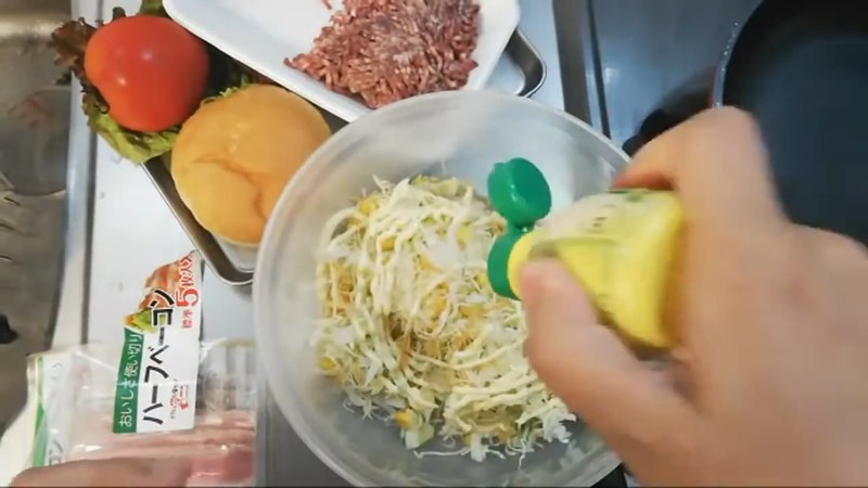 市販のコールスローにからしマヨネーズとレモン汁を混ぜる の画面