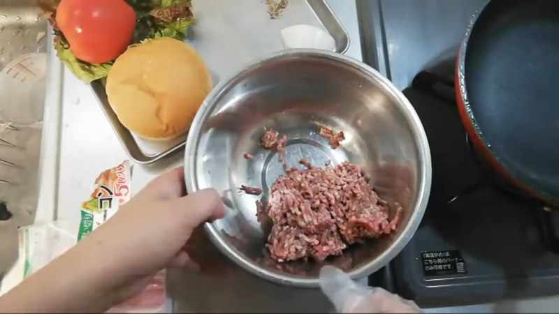 牛ひき肉を氷水で手を冷やしながらこねる の画面