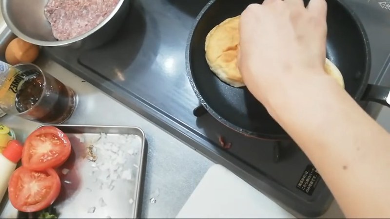 バンズを半分に割り、油をひかずに直接焼く の画面