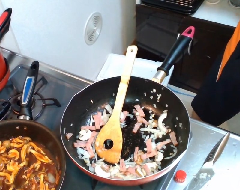チキンライス：オリーブオイルで玉ねぎとウィンナーを炒める の画面