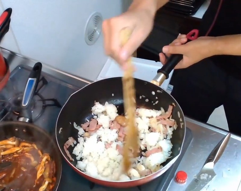 ご飯・ケチャップ・コンソメを加えて炒め合わせる の画面
