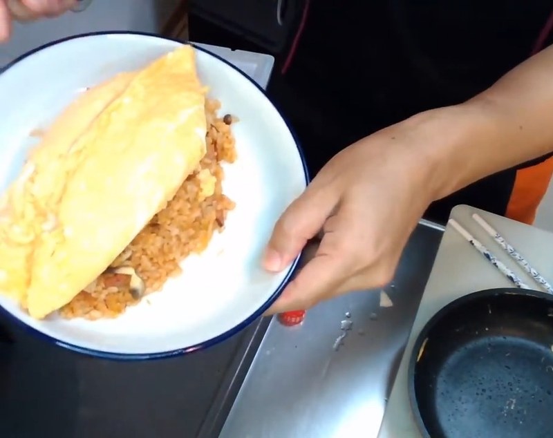 卵を焼いてチキンライスにのせる の画面
