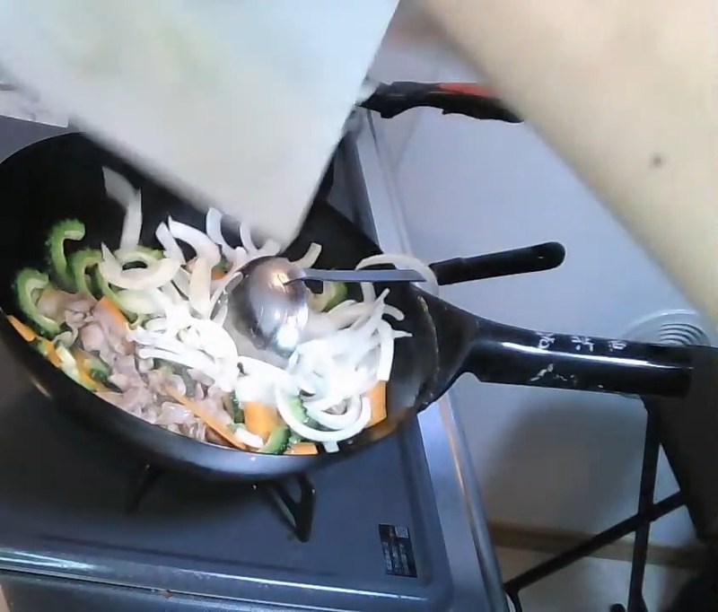 弱火にして玉ねぎ・しょうが・にんにくを加える の画面