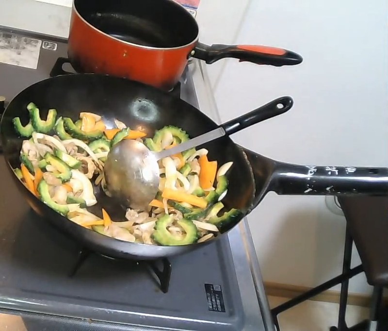 真ん中にくぼみを作り、卵を落とす の画面
