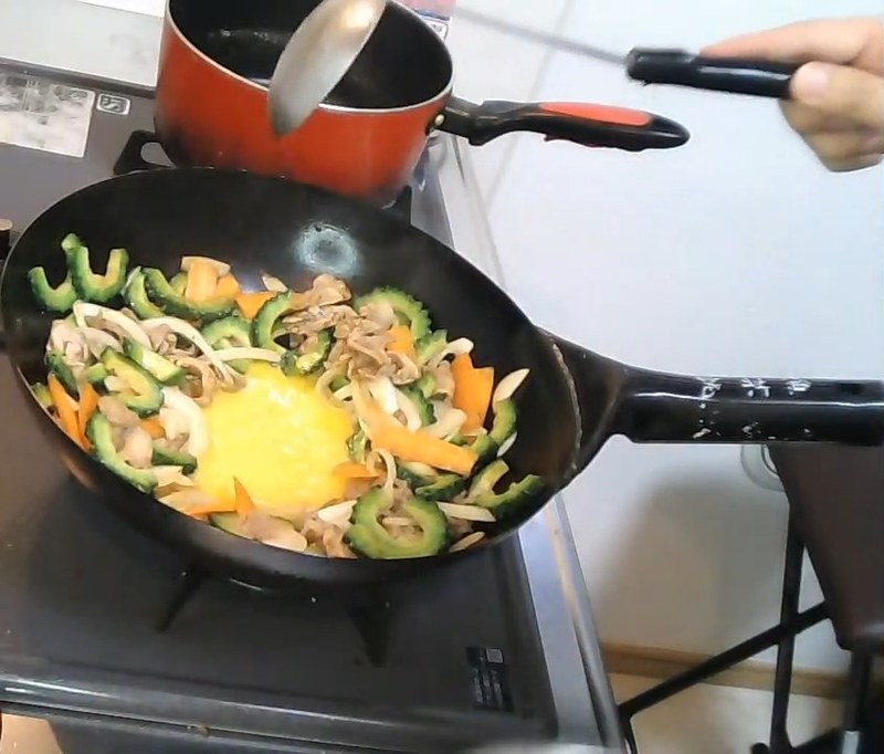 真ん中にくぼみを作り、卵を落とす の画面