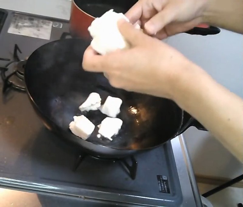 木綿豆腐は水切りしてちぎり、フライパンで焼く の画面