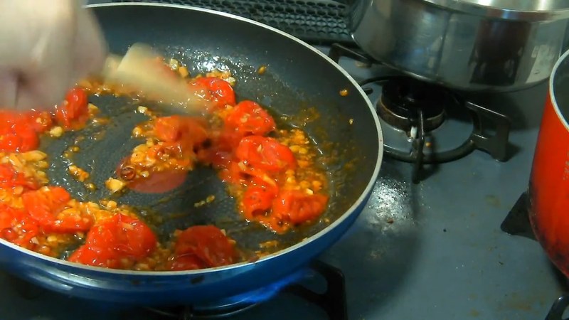 強火にしてトマトを潰しながら煮詰める の画面