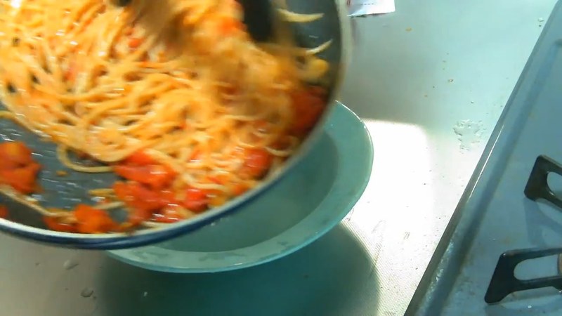 茹で上がったパスタを皿に盛り、ソースと絡める の画面
