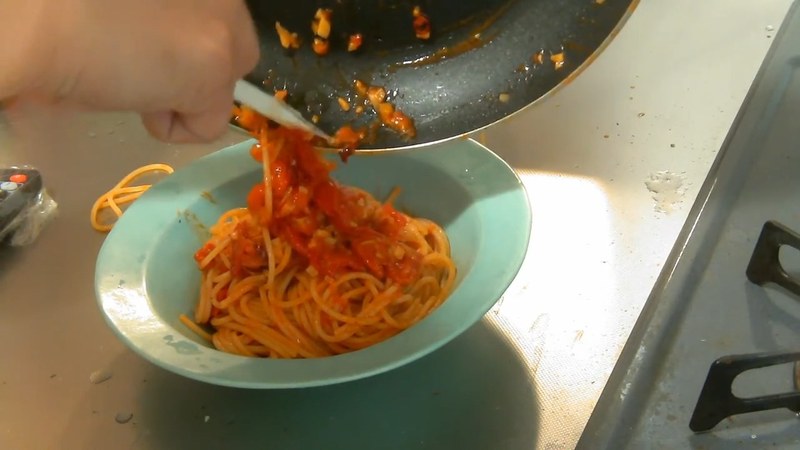 茹で上がったパスタを皿に盛り、ソースと絡める の画面