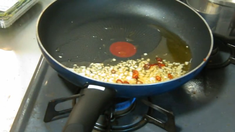 ミニトマトをにんにく油に加えて炒める の画面