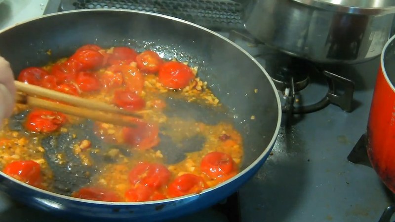 強火にしてトマトを潰しながら煮詰める の画面