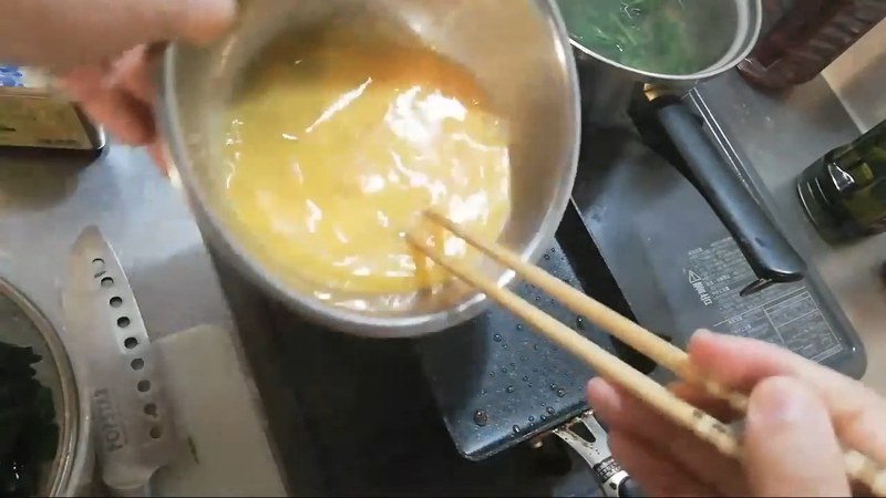 強火で卵液を流し入れ、巻き始める の画面
