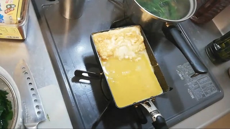 卵液を注ぎ足しながら巻き重ねる の画面