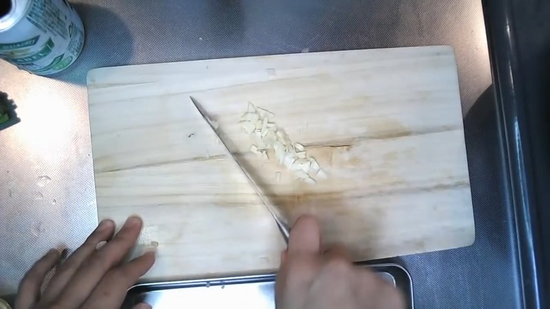 玉ねぎ・にんにくをみじん切り、しいたけを斜め切りにする の画面
