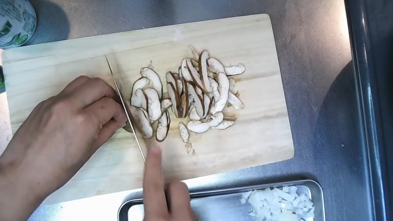 玉ねぎ・にんにくをみじん切り、しいたけを斜め切りにする の画面