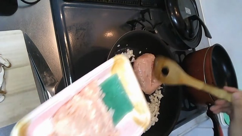 鶏むねひき肉を加えて炒める の画面