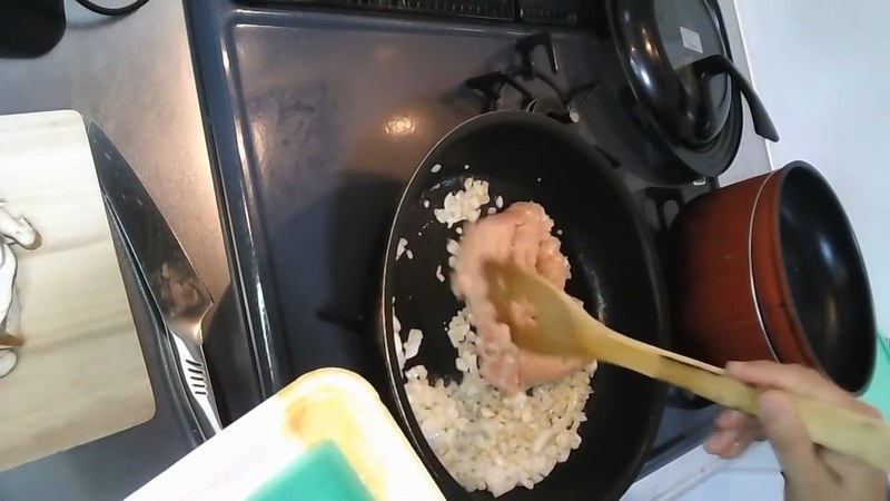 鶏むねひき肉を加えて炒める の画面