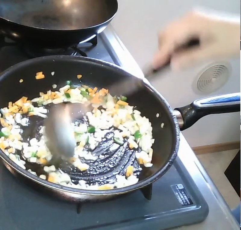 玉ねぎ・にんにく・鶏肉を炒める の画面