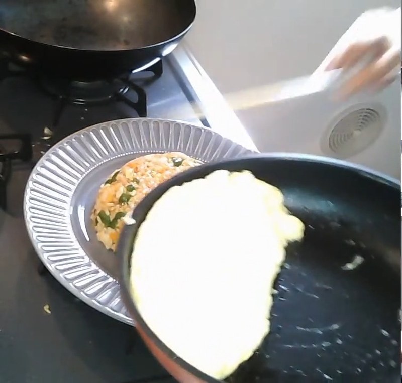 卵を焼いてチキンライスにのせる の画面